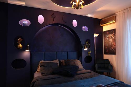 En eller flere senge i et værelse på Divine Blue Suite