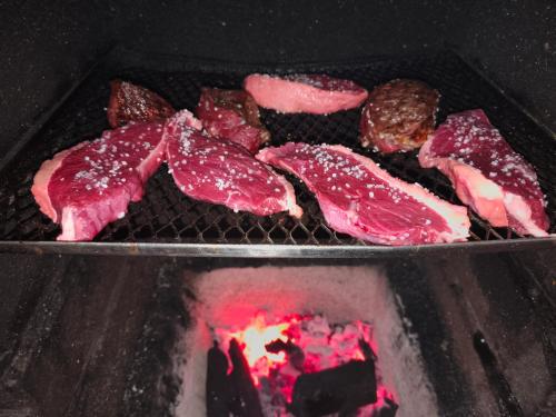 a bunch of meat is cooking in a grill at Balneário cascata chalés in Tianguá