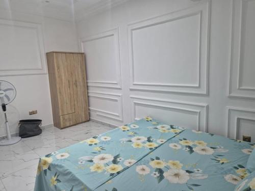 Une chambre salon avec cuisine