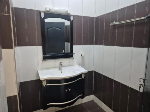 Ένα μπάνιο στο Une chambre salon avec cuisine