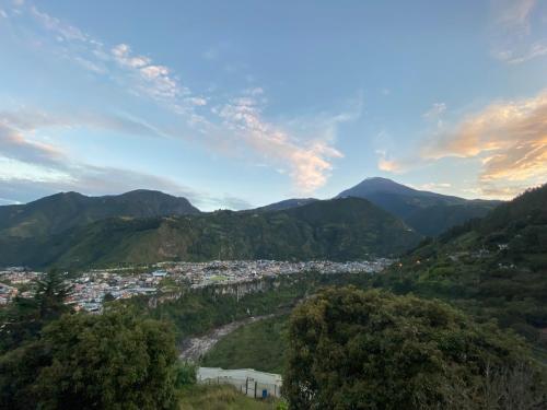 - une vue sur la ville dans les montagnes dans l'établissement Freestyle House Hostel, à Lligua