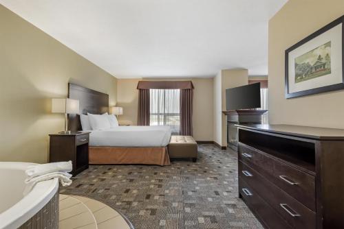 Ένα ή περισσότερα κρεβάτια σε δωμάτιο στο Best Western Plus Red Deer Inn & Suite