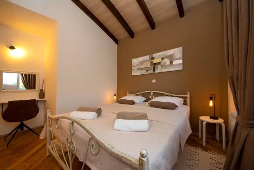 Family friendly house with a swimming pool Dubrava by Sibenik - Dubrava kod Sibenika, Sibenik - 24950
