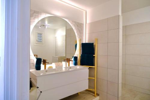 a bathroom with a sink and a mirror at Breathtaking view, comfort & ideal location in Saint Martin