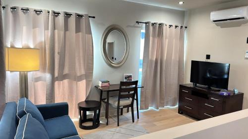 Μια τηλεόραση ή/και κέντρο ψυχαγωγίας στο Casa Grande extremely Spacious Apartments steps to Crypto Arena