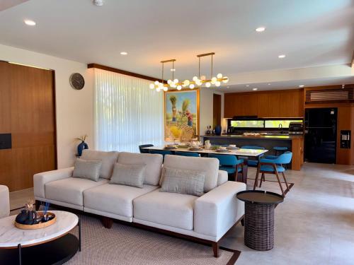 ジンバランにあるCana Villa Jimbaranの白いソファとキッチンのあるリビングルーム