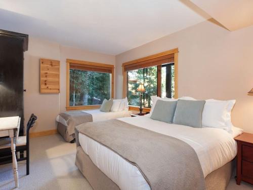 um quarto grande com 2 camas e uma janela em Heron Chalet by Outpost Whistler em Whistler