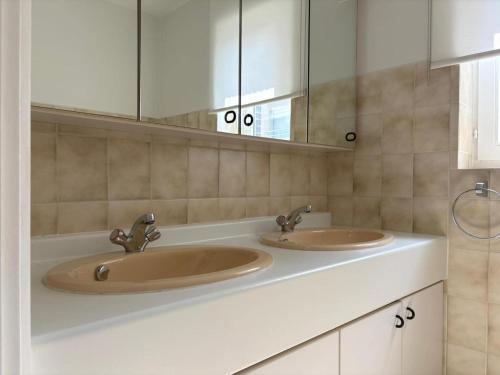 Vannituba majutusasutuses Stylish 3-bedroom apartment with sea view