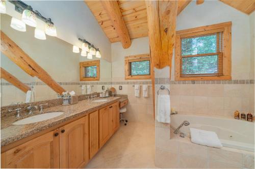 bagno con 2 lavandini e vasca di Mountain View 2 Ski-In Private Hot Tub 4Br 4.5Ba Sleeps 8 a Telluride