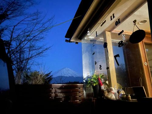 Una vista de una montaña desde la ventana de un restaurante. en Ondolphin, en Narusawa