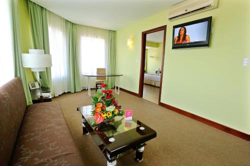 Una televisión o centro de entretenimiento en Park View Hotel