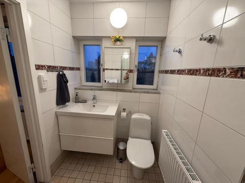 Un baño de Beautiful apartment 5 minutes from the subway