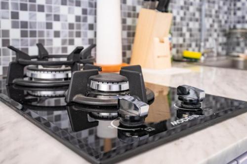eine Küchentheke mit drei Brennern auf einem Herd in der Unterkunft 2BR Sun Flower Home in Uluwatu