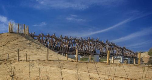 eine große Holzkonstruktion auf einem Hügel in der Unterkunft Tiny Beach Cottage - New Vennepark Wenduine in De Haan