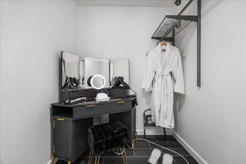 ein Ankleidezimmer mit einem Waschtisch und einem Spiegel in der Unterkunft Modern Unique Charming Memorable Clean 1g Wifi in Bakersfield