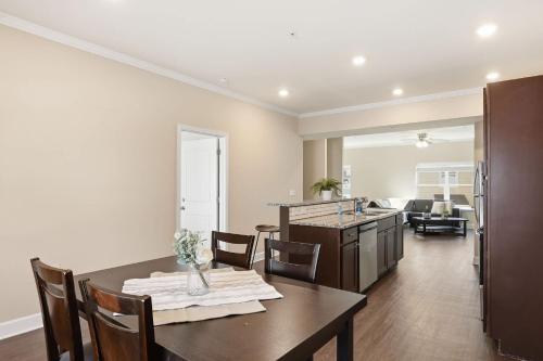 uma sala de jantar e cozinha com mesa e cadeiras em Modern Comfort and Resort Style Living Near CU em Sunny Acres