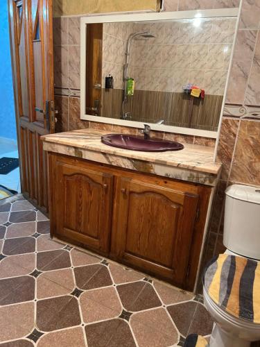 a bathroom with a sink and a toilet at Très bel appartement spacieux in Taza
