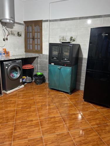 a kitchen with a refrigerator and a washing machine at Très bel appartement spacieux in Taza