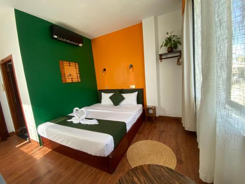 Llit o llits en una habitació de Mad Monkey Hostel Phnom Penh