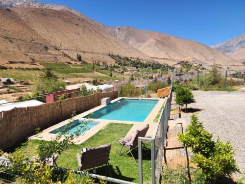 a swimming pool in the middle of a mountain at Casa privada par 10 personas Horcón Valle de elqui in Horcon