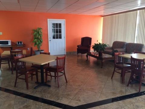 Χώρος καθιστικού στο Howard Johnson by Wyndham Winter Haven FL