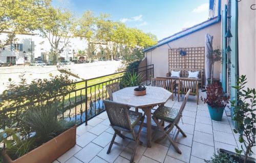 a patio with a table and chairs on a balcony at Nice Home In Saint-Chinian With Wifi in Saint-Chinian