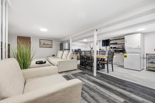 Η κουζίνα ή μικρή κουζίνα στο Airport Haven - Cozy 2BR Apt 5 Min Away