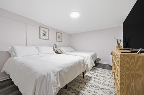 Ένα ή περισσότερα κρεβάτια σε δωμάτιο στο Airport Haven - Cozy 2BR Apt 5 Min Away