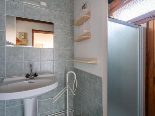 Koupelna v ubytování Chalet cosy entre lac et dunes, 4 pers. – Proche plages, centre, activités - Ménage inclus - FR-1-319-534