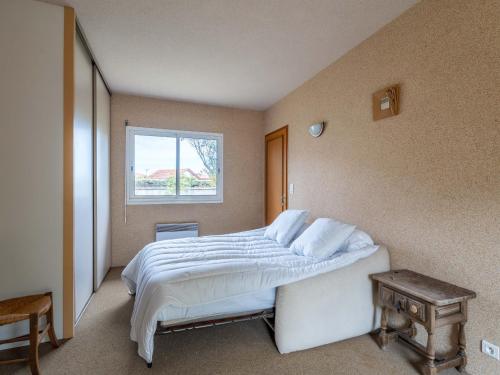 a bedroom with a bed and a window at Maison 5 pers, proche plage, surf, bateau & jardin – Biscarrosse - FR-1-319-552 in Biscarrosse