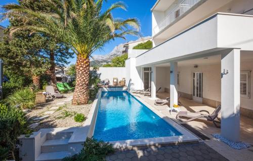 Amazing Apartment In Makarska