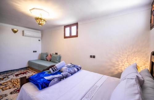 Postel nebo postele na pokoji v ubytování Nabil dar