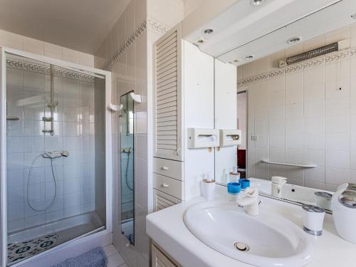 a white bathroom with a sink and a shower at Maison Landaise Charme Proche Océan, Animaux Acceptés - FR-1-521-254 in Biscarrosse