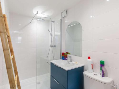 een badkamer met douche, wastafel en toilet bij Studio lumineux 6 personnes, sud, proche pistes - La Mongie - FR-1-404-360 in La Mongie