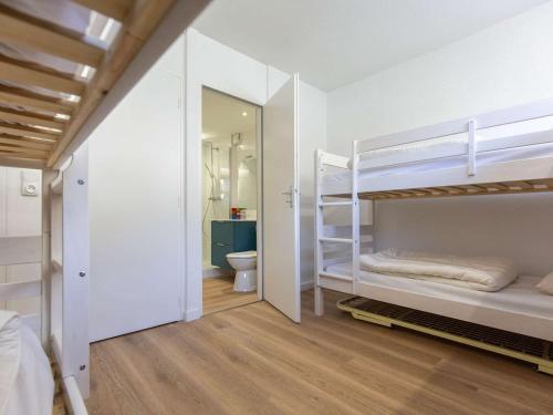 een kamer met twee stapelbedden en een badkamer bij Studio lumineux 6 personnes, sud, proche pistes - La Mongie - FR-1-404-360 in La Mongie