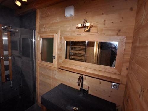 een badkamer met een wastafel en een spiegel bij Chalet neuf pour 6 pers, animaux et parking - FR-1-836-36 in Arâches-la-Frasse