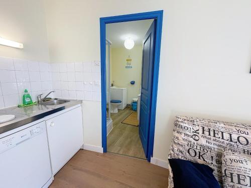 ein Badezimmer mit Waschbecken und Toilette in einem Zimmer in der Unterkunft Appartement T2 avec ascenseur, hypercentre, à 50m de la plage, WIFI, TV connectée, linge en option - FR-1-361-4 in Granville