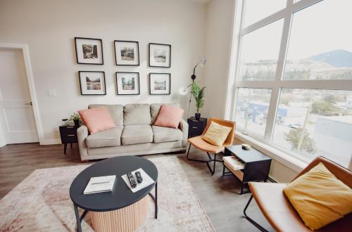 a living room with a couch and a table at New Vaulted Ceilings 3 Beds AC Views in Golden