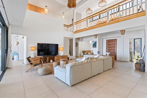 Spacious 3BR Oceanfront Retreat Paea Tahiti