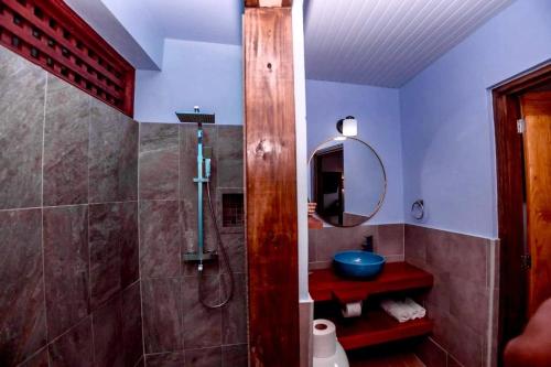 um banheiro com chuveiro, pia e espelho em Hammock Suite CoCo-Nut by ZenBreak em Charlotte