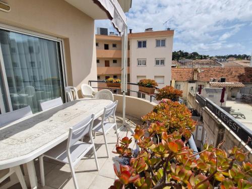 Appartement 3 pièces climatisé avec terrasse et parking, centre-ville Sainte-Maxime - FR-1-780-17