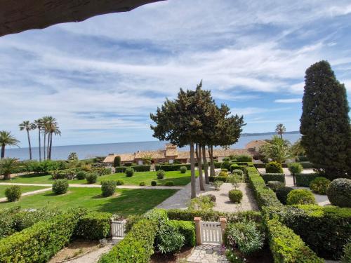 Appartement avec mezzanine et piscine, animaux acceptés, parking privé à Sainte-Maxime