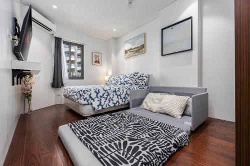 Posezení v ubytování Dominiks spacious classic family VIP 1 Bedroom Tambuli Balcony Pool Beach