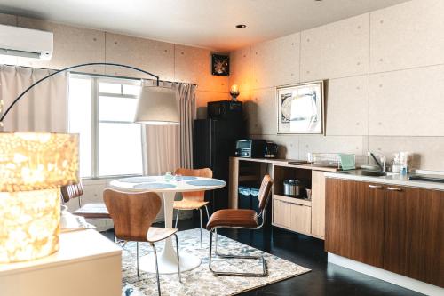 Vinyl Stay - spacious local apartment