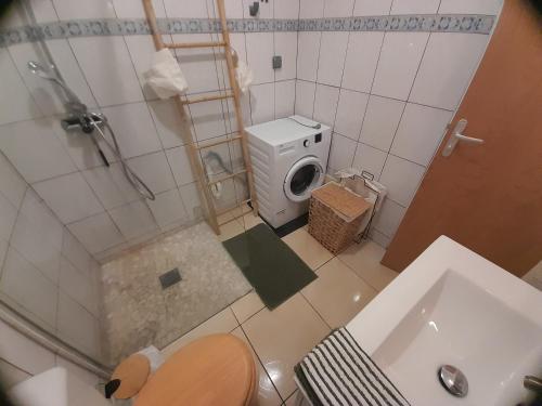 an overhead view of a bathroom with a toilet and a sink at KayMèlCo - Maison conviviale au cœur de la campagne martiniquaise in Rivière-Pilote