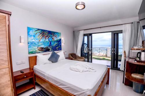 CharlotteにあるHammock Suite Shack-Shack by ZenBreakのベッドと大きな窓のある寝室