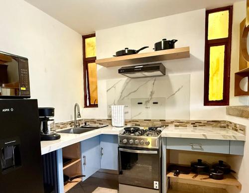 a kitchen with a stove and a sink at Casa Sierravista in Zacatlán