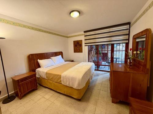 a bedroom with a large bed and a window at Casa Sierravista in Zacatlán
