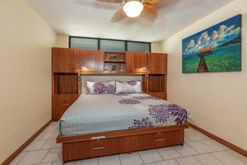 ein Schlafzimmer mit Bett und Deckenventilator in der Unterkunft Kihei Akahi Resort - Unit C618 in Wailea