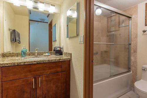 ein Badezimmer mit Dusche, Waschbecken und Toilette in der Unterkunft Kihei Akahi Resort - Unit C618 in Wailea